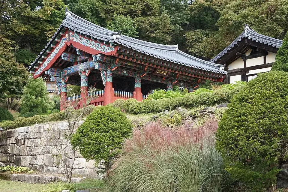 초록 나무에 둘러싸인 영주 부석사 전각